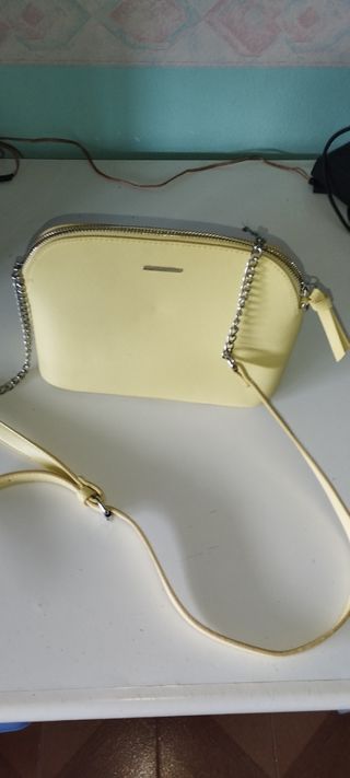 Bolso Bershka amarillo