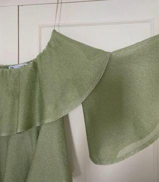 Top verde con volantes