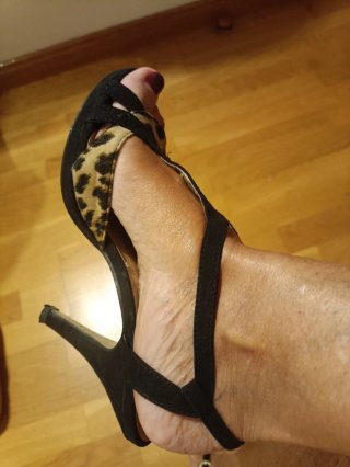 Sandalias de tacón negros y leopardo
