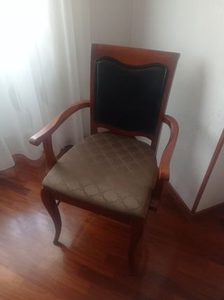 Poltroncina in legno con seduta imbottita