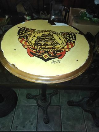 Mesa alta de madera estilo bar
