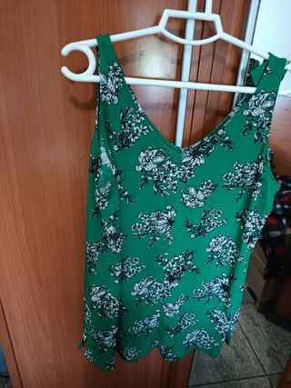 Blusa verde con estampado floral