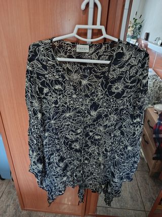 Blusa verde con estampado floral