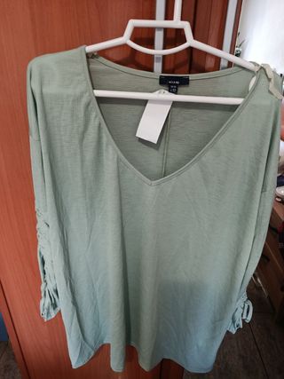 Blusa verde con estampado floral