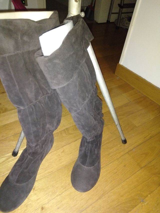 Set vestito floreale e stivali scamosciati