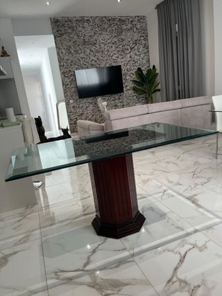 Mesa de comedor de cristal y madera
