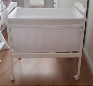 Minicuna blanca con ruedas
