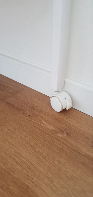 Minicuna blanca con ruedas