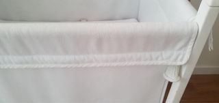 Minicuna blanca con ruedas