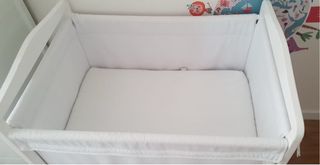 Minicuna blanca con ruedas