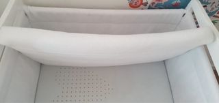 Minicuna blanca con ruedas