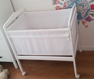 Minicuna blanca con ruedas