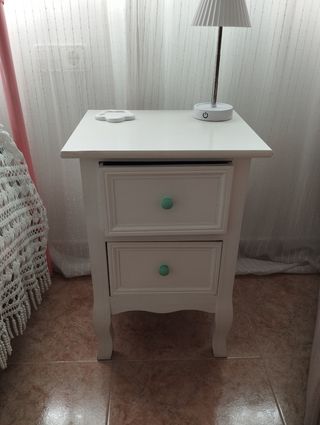 Mesita de noche blanca con cajones
