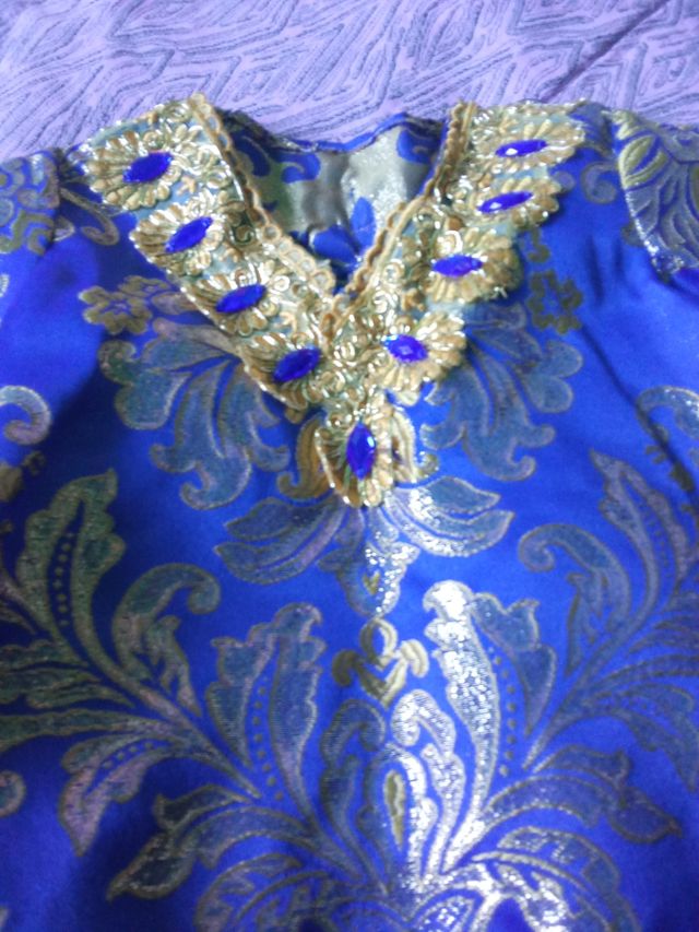 Elegante terno de menino azul e dourado