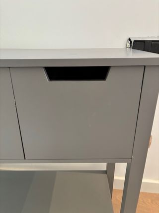 Mueble de entrada gris con 3 cajones