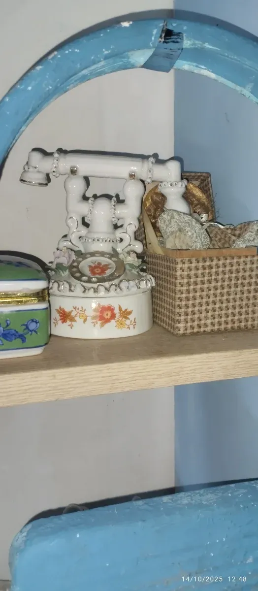 Plato de cerámica con flores y borde dorado