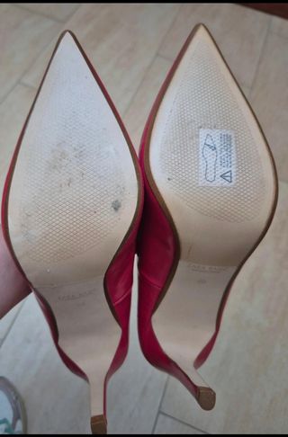 Zapatos de tacón rojos sin estrenar