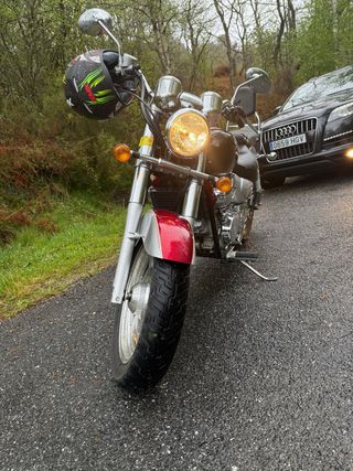 Moto hyosung Aquila gv 250 roja y plateada