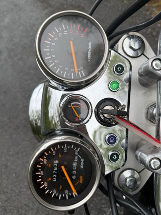 Moto hyosung Aquila gv 250 roja y plateada
