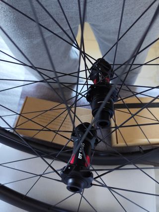 Ruedas de carretera de fibra de carbono .