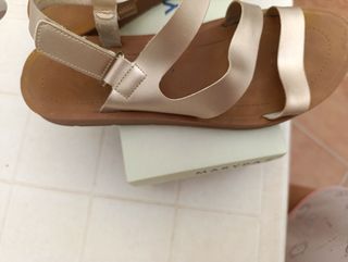 Sandalias planas cobre