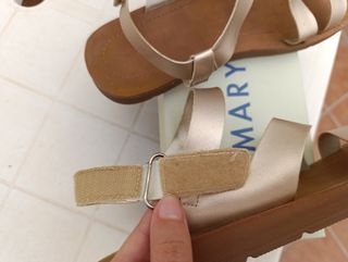 Sandalias planas cobre