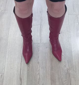 Botas altas rojas con tacón y hebilla