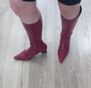 Botas altas rojas con tacón y hebilla