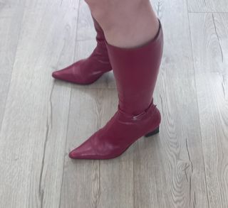 Botas altas rojas con tacón y hebilla