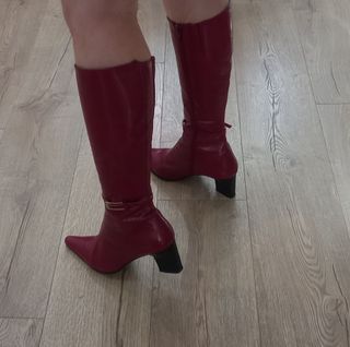 Botas altas rojas con tacón y hebilla