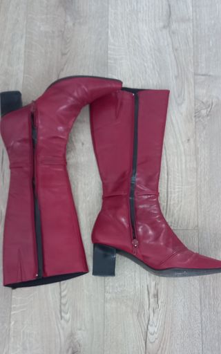 Botas altas rojas con tacón y hebilla