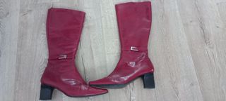 Botas altas rojas con tacón y hebilla