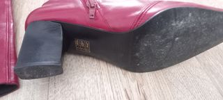 Botas altas rojas con tacón y hebilla