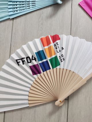 Abanicos de colores varios