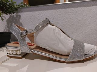 Sandalias plateadas con perlas.