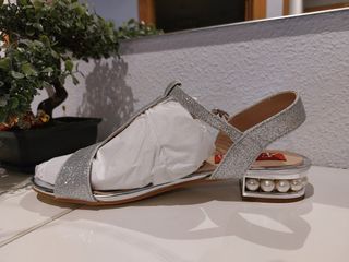 Sandalias plateadas con perlas.