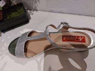 Sandalias plateadas con perlas.