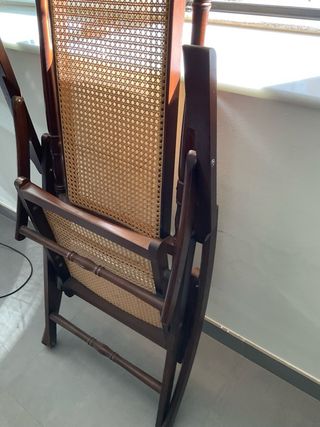 Mecedora colonial plegable de ratán y madera