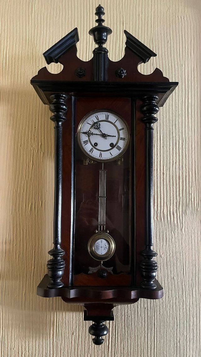 Reloj de Péndulo Antiguo de Madera