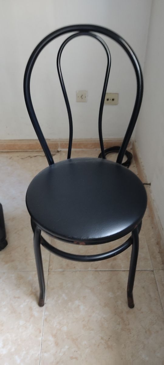 Sillas negras de metal y madera