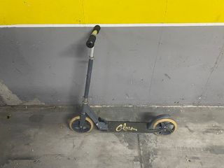 Patinete infantil con ruedas grandes