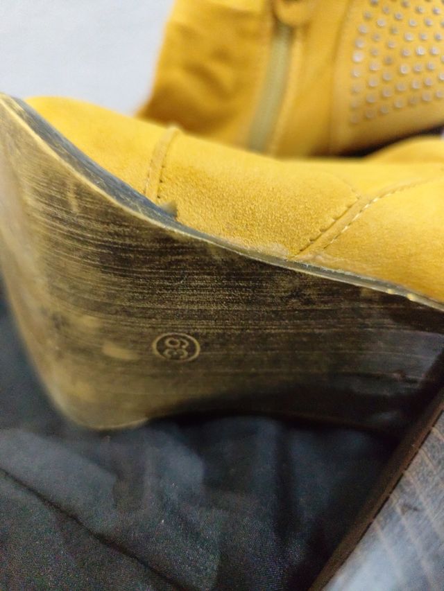 Botines amarillos con tachuelas