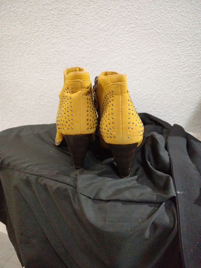 Botines amarillos con tachuelas
