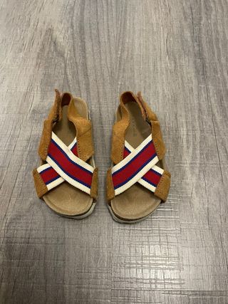 Sandalias niño tiras roja y azul