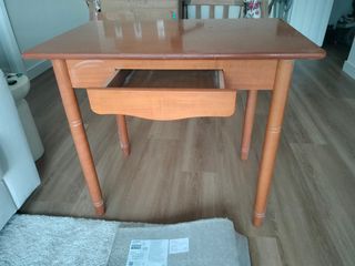 Mesa de madera con cajón