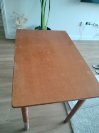 Mesa de madera con cajón