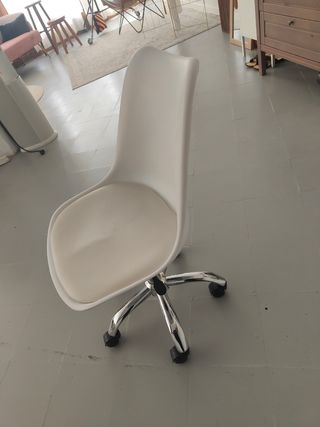 Silla de escritorio blanca regulable con ruedas