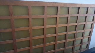 Separador de ambientes de madera y cristal