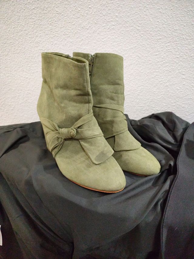 Botines verdes con lazo