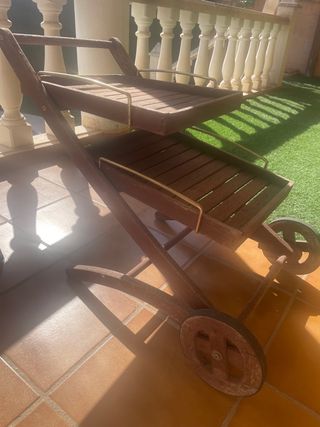 Camarera de madera y metal